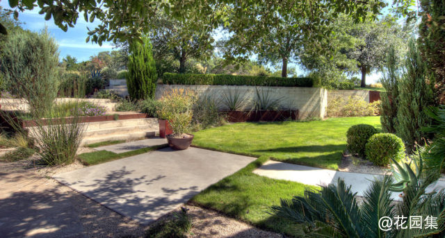 Contemporary retaining wall landscape in Austin