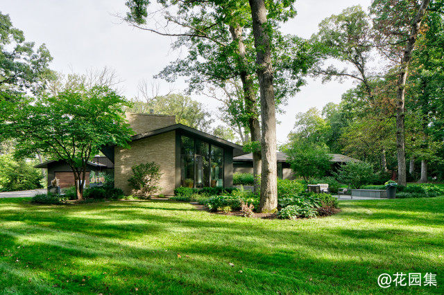 Landscape Connects a Home to Its Wooded Site